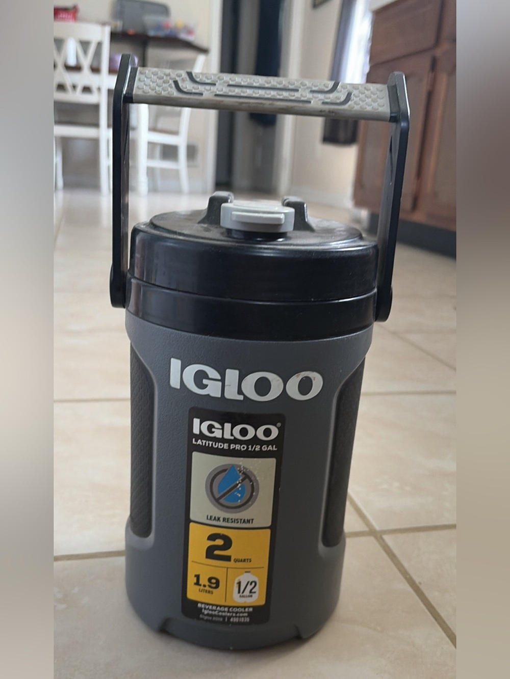 Igloo latitude pro 1/2 gal beverage cooler water jug (1.9 liters)